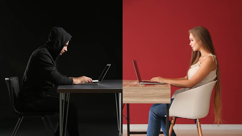 ragazzo e ragazza seduti uno di fronte all'altro con un pc portatile davanti